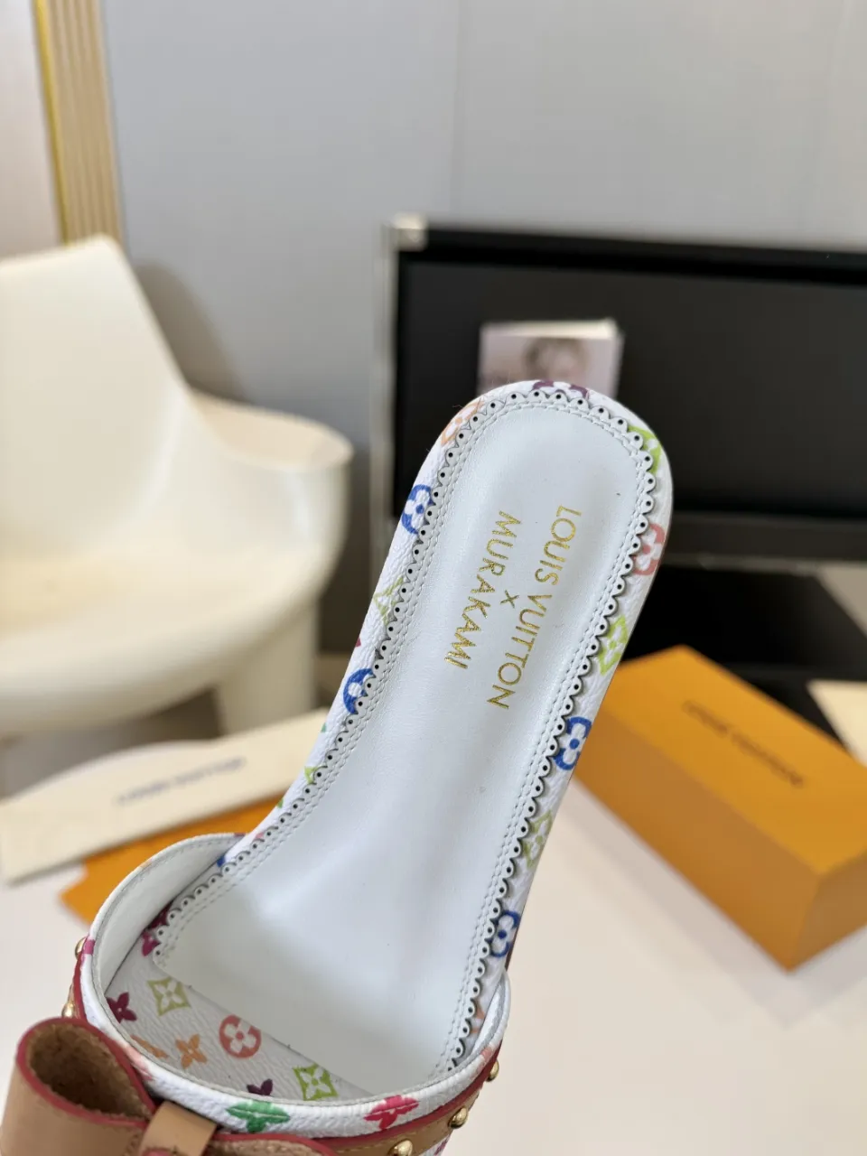 👟👟Ex-factory price 320👟👟 Genuine leather sole +40 Louis Vuitton, 1:1 advanced customization upper, fabric: customized LV special fabric, lining: sheepskin, original molding hardware, code number: 35-42, order with pictures, welcome to send pictures to place an order,